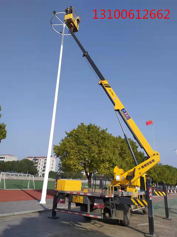 輕型伸縮臂高空車(chē)更換照明路燈施工現(xiàn)場(chǎng)，效率高